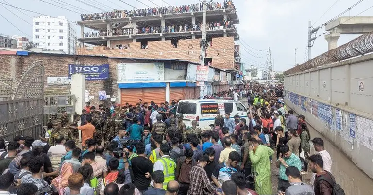 মাইলস্টোনে যুদ্ধবিমান বিধ্বস্তের পর উদ্ধার অভিযান